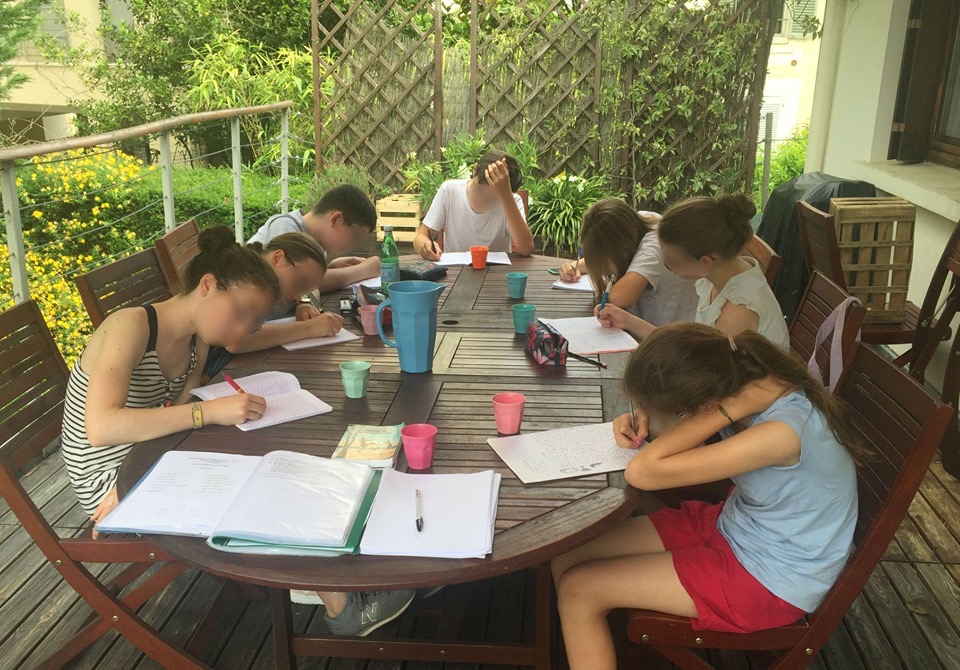 Collégiens en stage d'écriture sur une terrasse