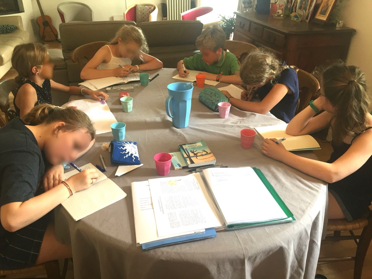 Collégiens écrivant autour d'une table
