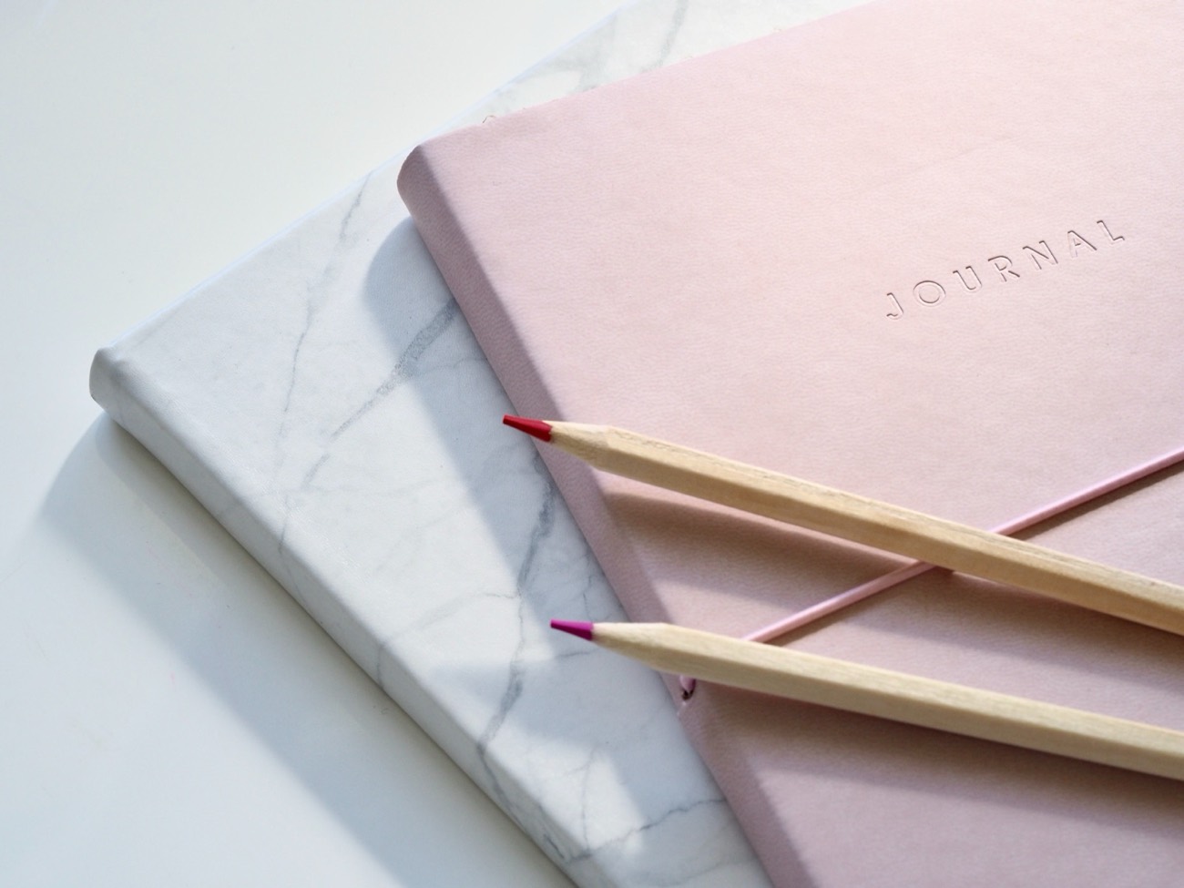 Carnets et crayons de couleur