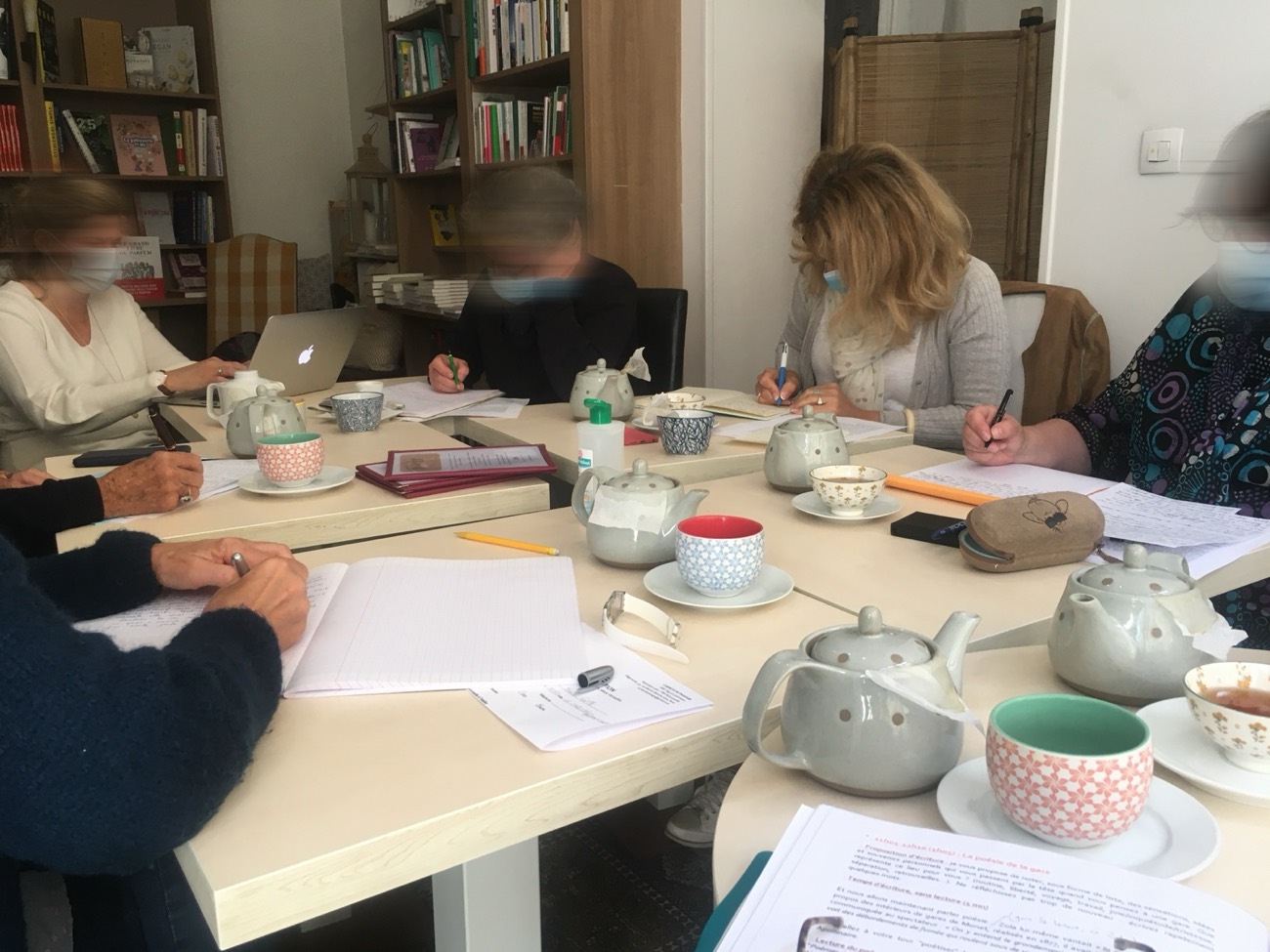 Atelier d'écriture pour adultes autour d'une table