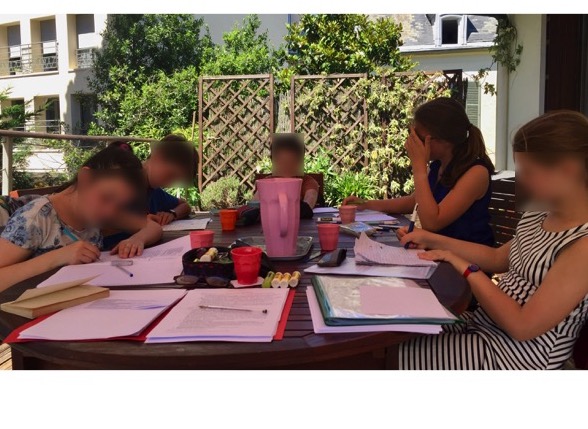 Atelier d'écriture en plein air avec des collégiens