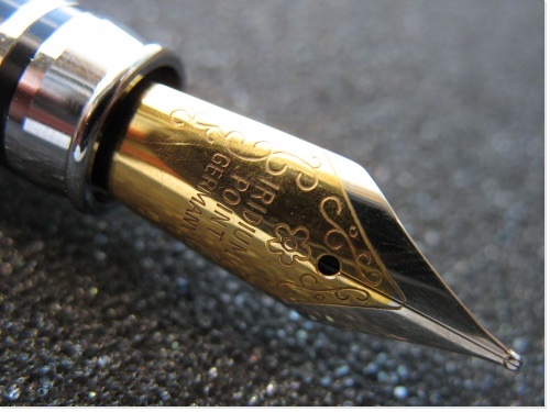 Plume dorée de stylo